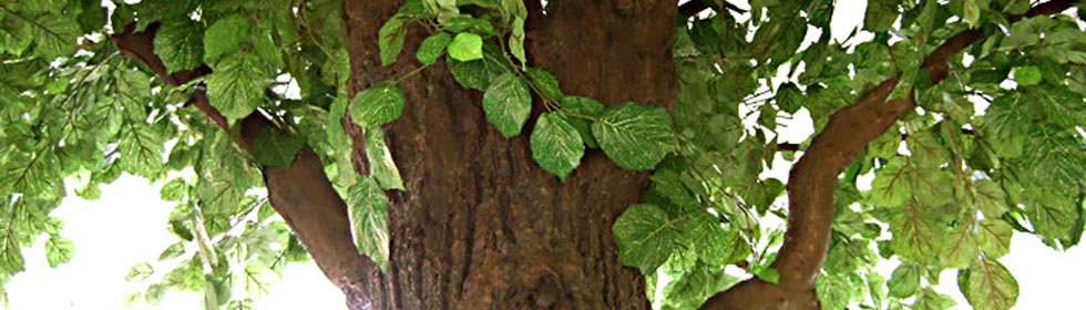 Detailansicht von Stamm und sten eines grn belaubten Kunstbaumes