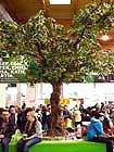 Knstlicher Apfelbaum auf der Messe Friedrichshafen
