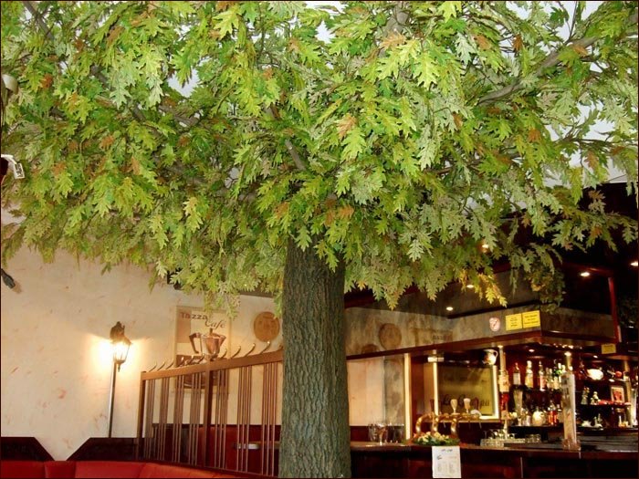 Künstlicher Baum mit herbstlichen Blättern in einem Bistro
