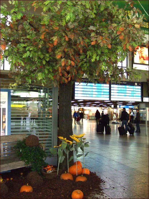 Herbstlicher Baum mit Dekorationen