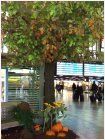 Herbstlicher Kunstbaum mit Dekorationen