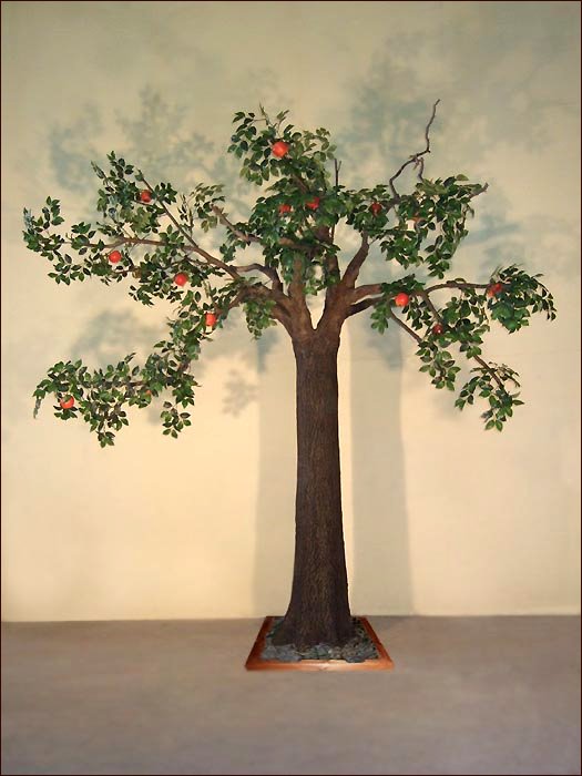 Künstlicher Apfelbaum mit unkonventioneller Krone