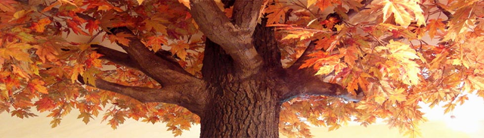 Kunstbaum mit buntem Herbstlaub
