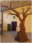 Großer, blattloser (kahler) Kunstbaum mit markantem Stamm