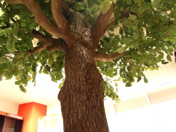 Sichtbares Geäst an einem belaubten Kunstbaum