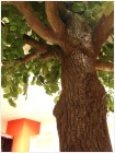 Das sichtbare Geäst an einem belaubten Kunstbaum