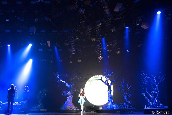 Kahle Kunstbäume als Bühnendekoration beim ESC 2016 © Rolf Klatt