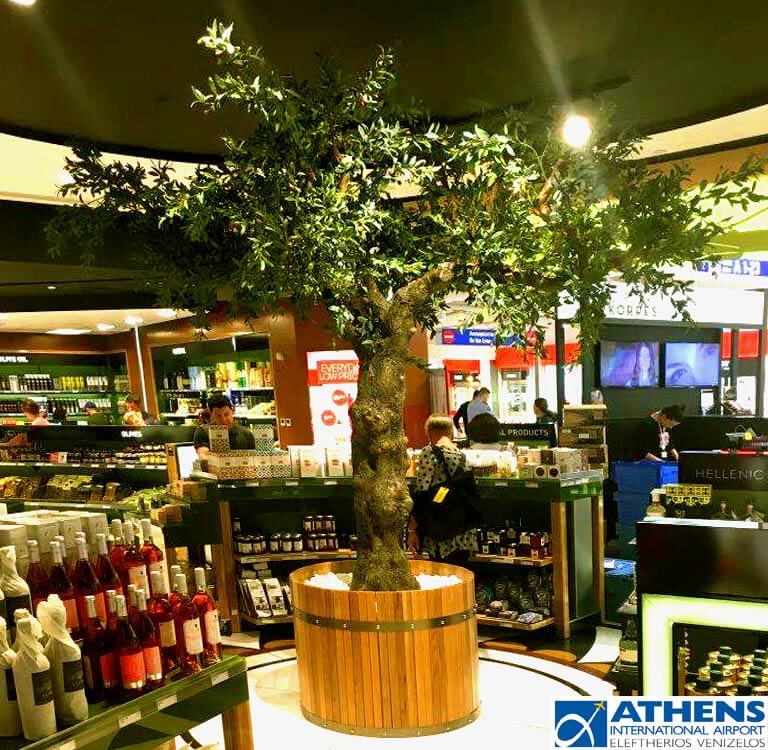 Künstlicher Olivenbaum auf dem Flughafen Athen