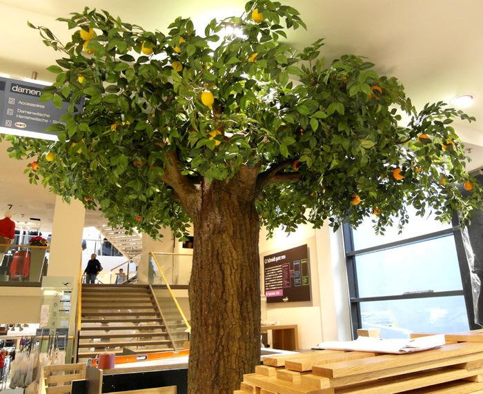 Kunstbaum mit verschiedenen Früchten